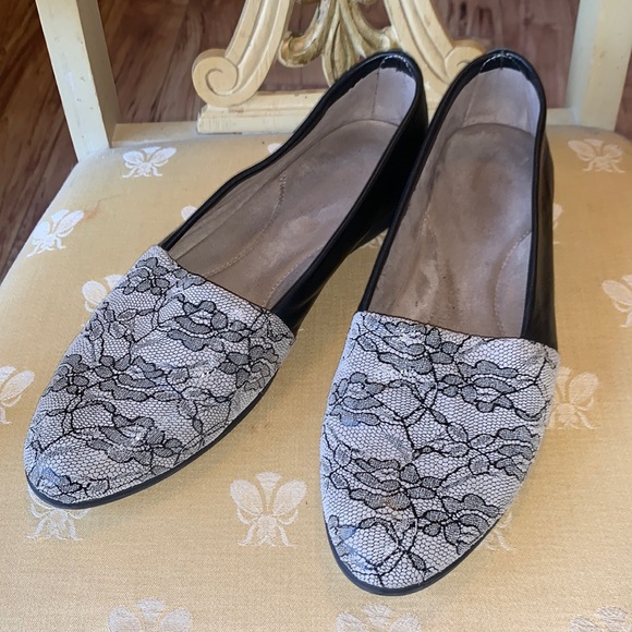 AEROSOLES Shoes - GUC Women’s Aerosoles taupe/black leather flats - size 11M
